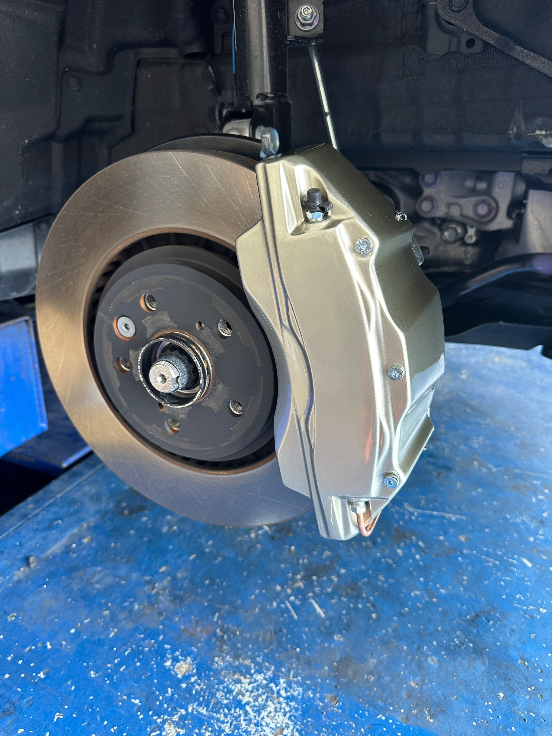 Y様レクサスRZ450e キャリパーカバー取付です！
